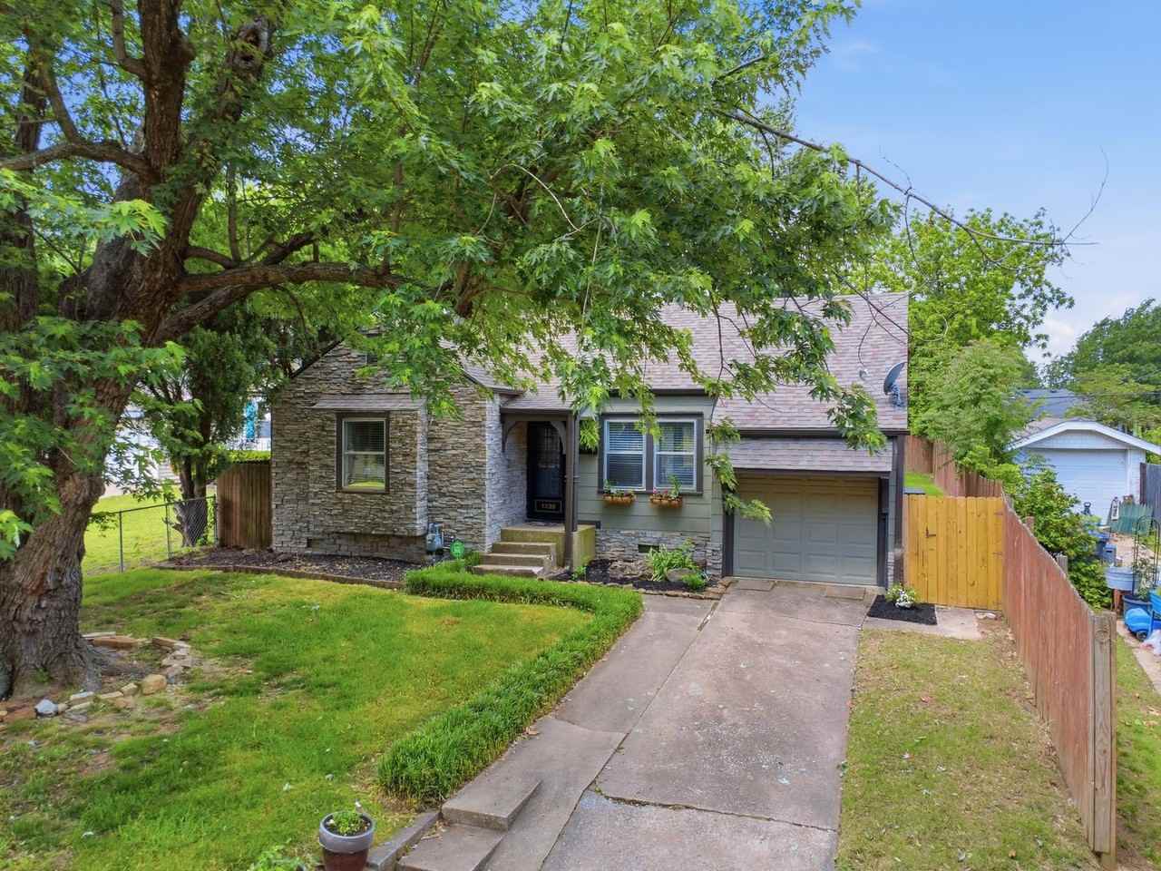 1336 S Oswego Ave - Photo 2 of 31