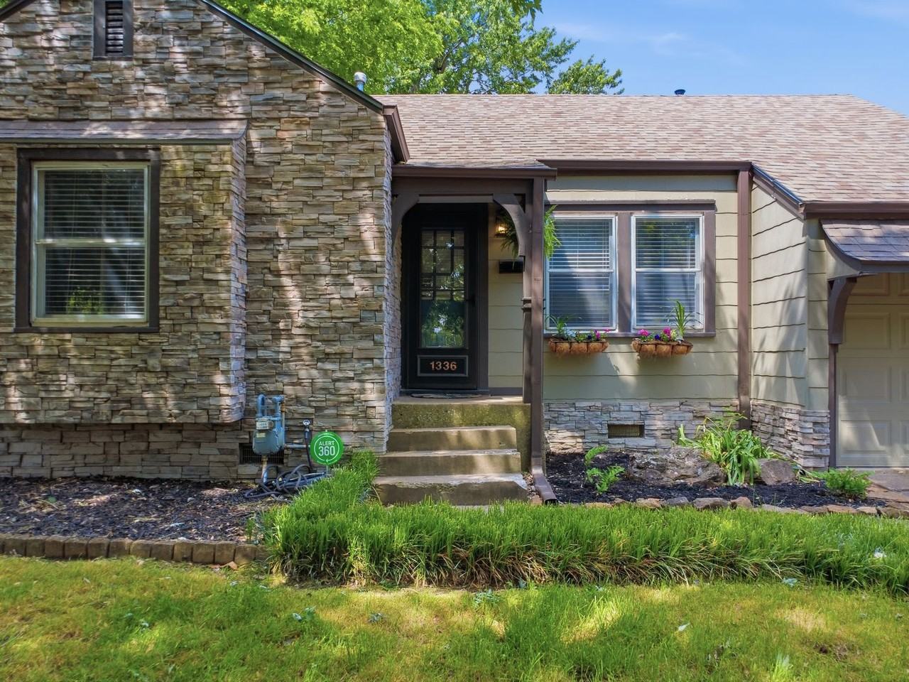 1336 S Oswego Ave - Photo 3 of 31