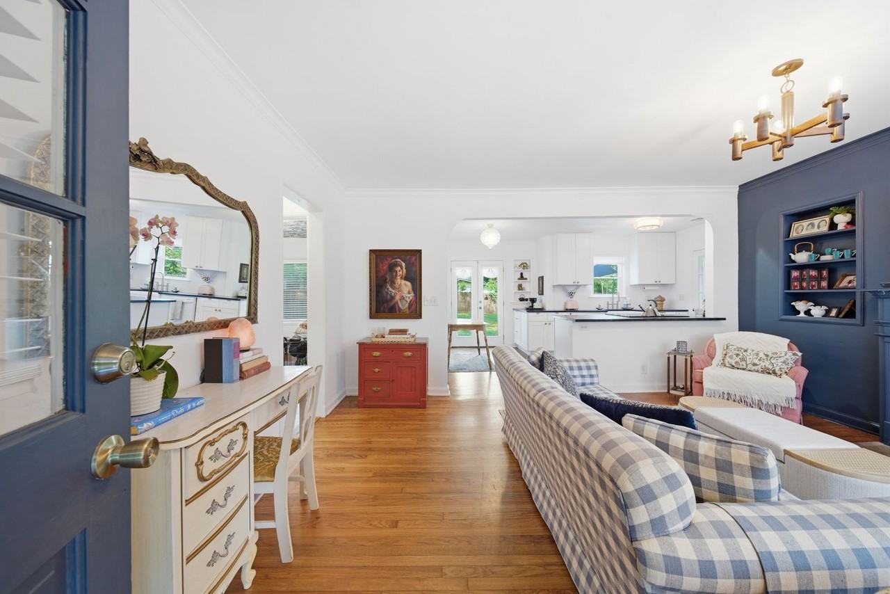 1336 S Oswego Ave - Photo 5 of 31