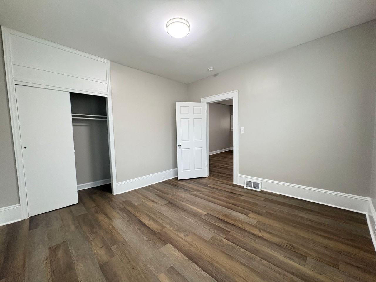 606 Montgomery St - Photo 5 of 15