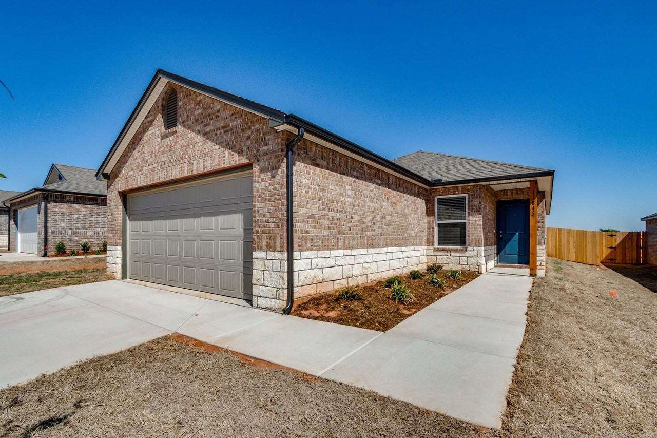 11845 Nw 100th St - Photo 2 of 25