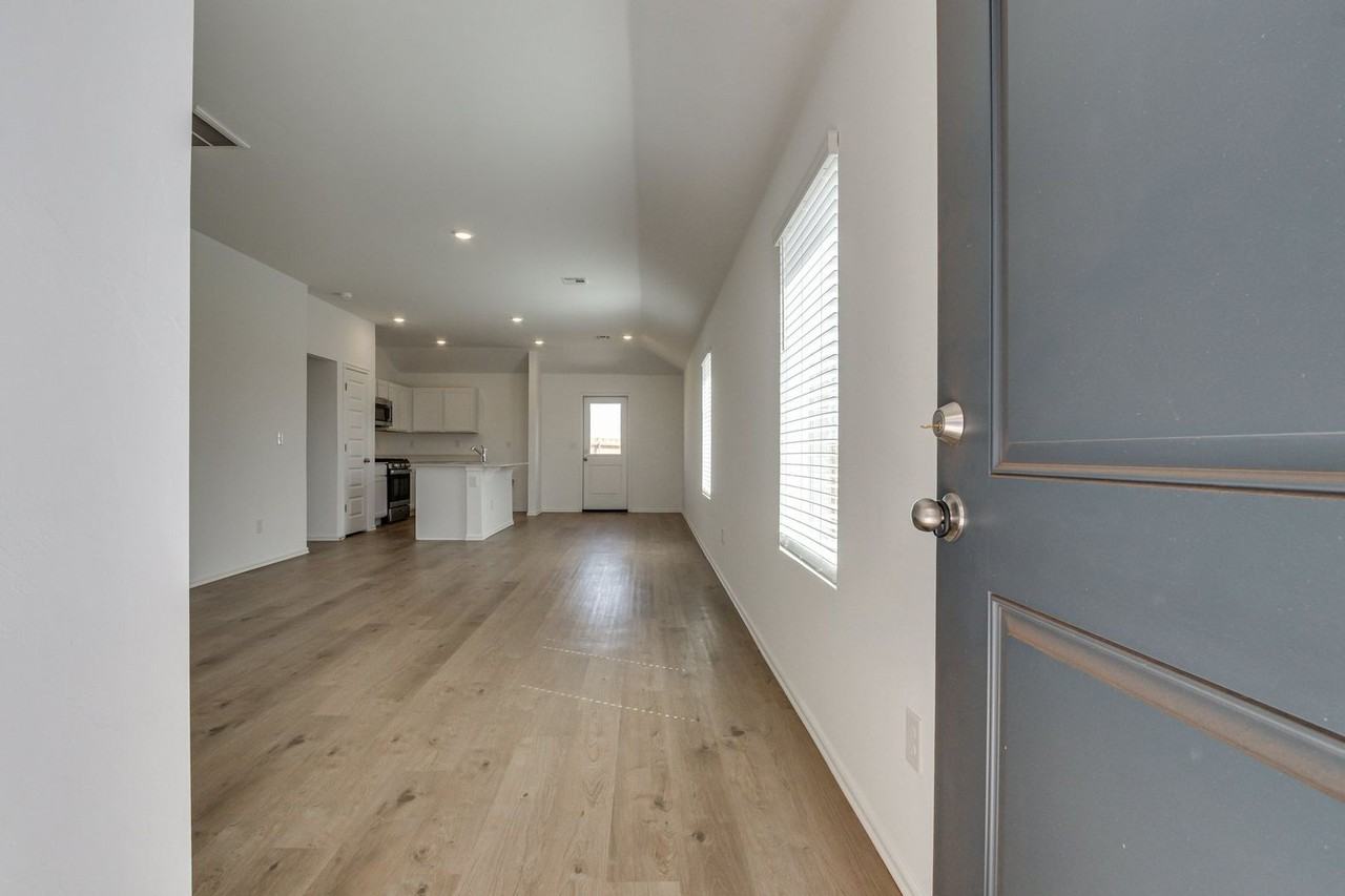 11845 Nw 100th St - Photo 3 of 25