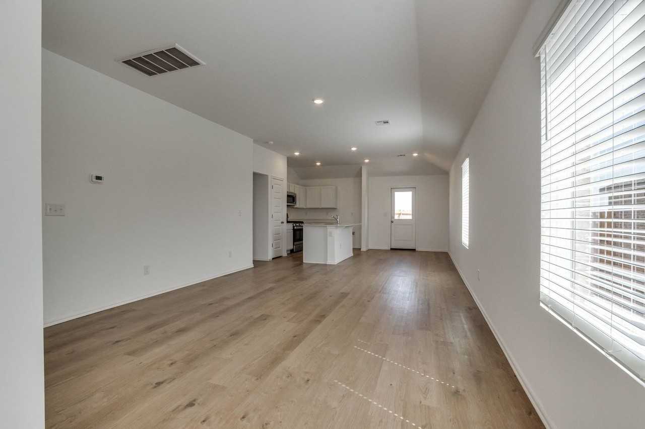 11845 Nw 100th St - Photo 4 of 25