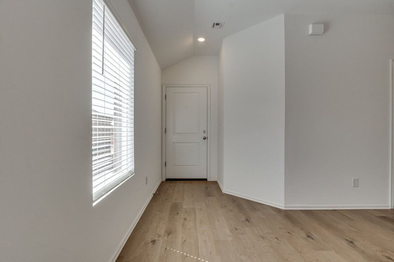 11845 Nw 100th St - Photo 5 of 25