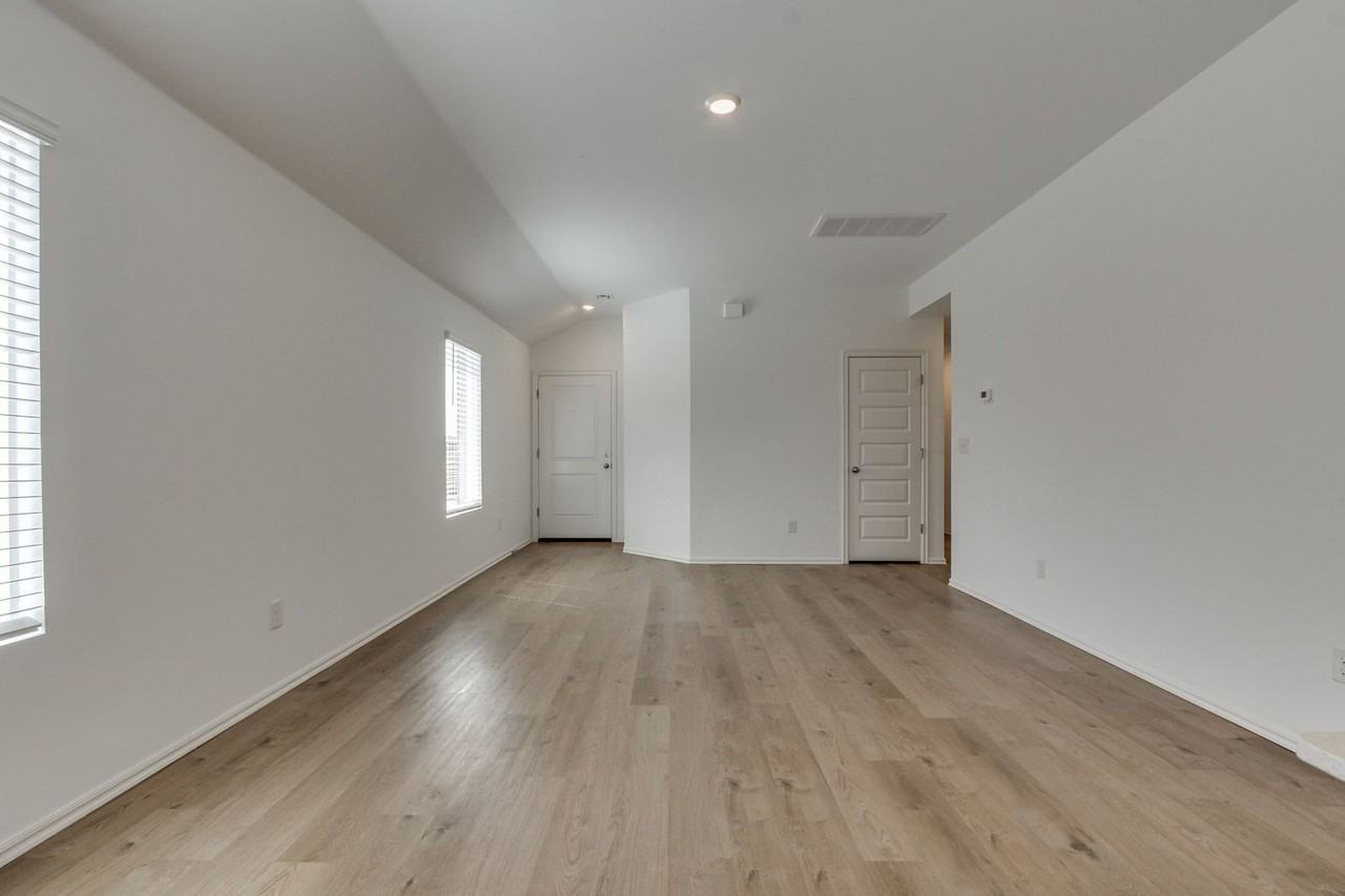 11845 Nw 100th St - Photo 6 of 25