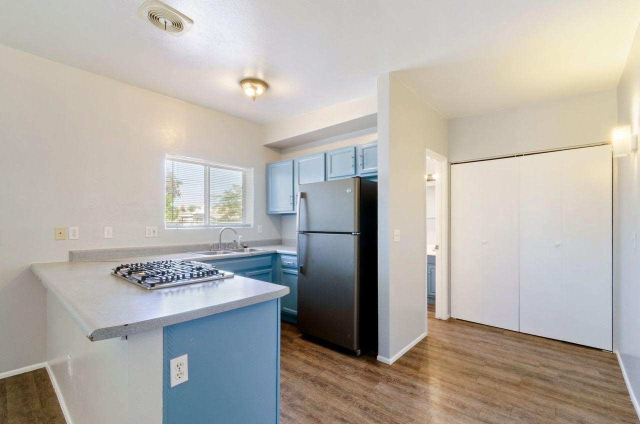 204 E 22nd St #3 - Photo 4 of 18
