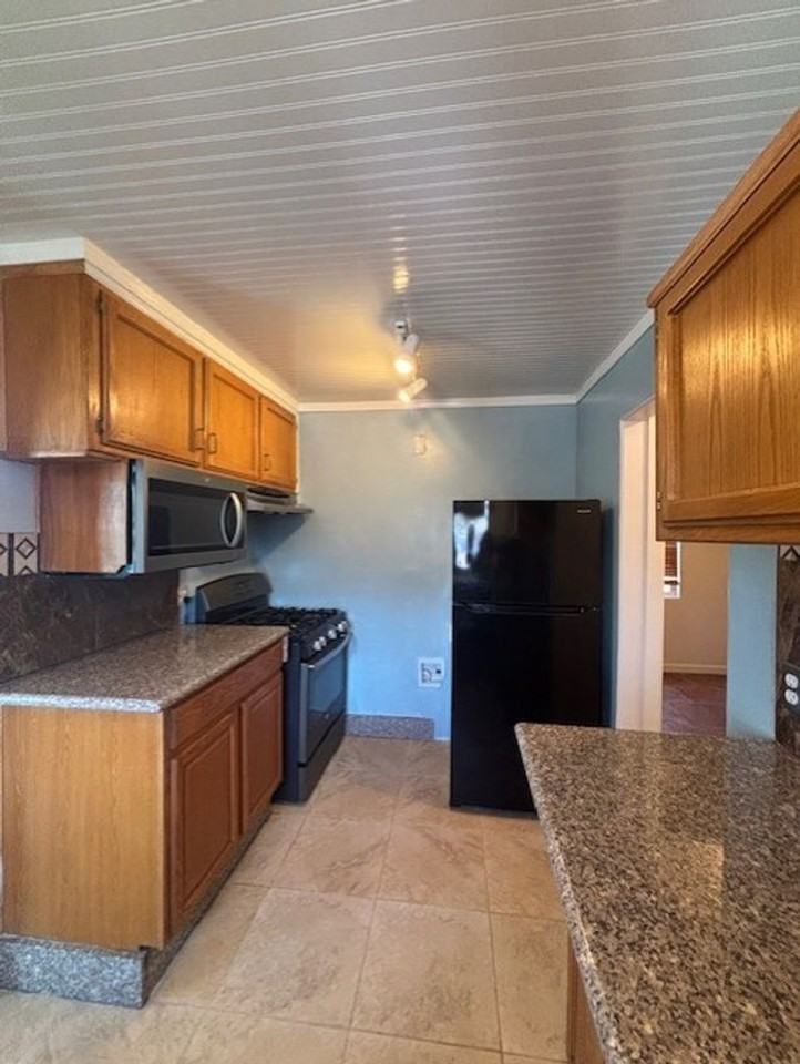 1355 22nd St - Photo 6 of 17