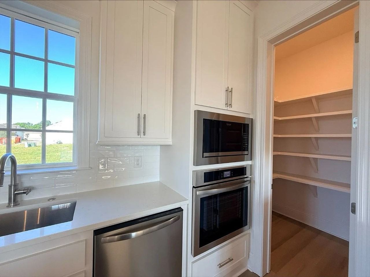 7671 Dearborne Dr - Photo 3 of 11