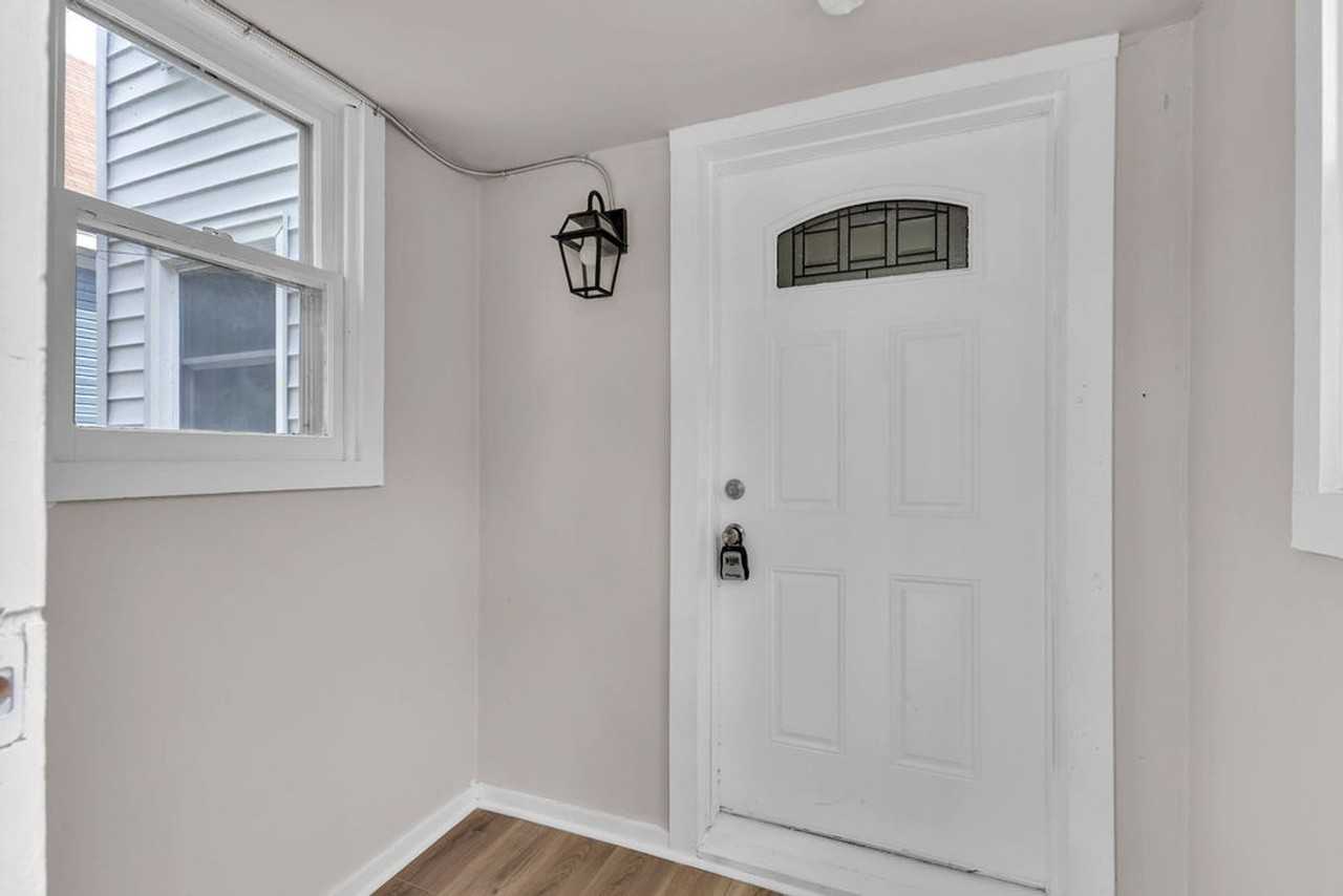 2408 Jules St - Photo 4 of 32