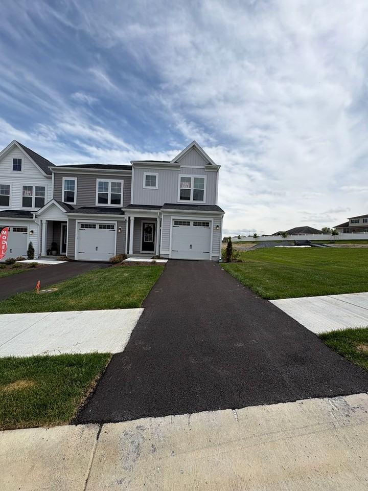 200 200 Scarlet Maple Lane - Photo 2 of 27