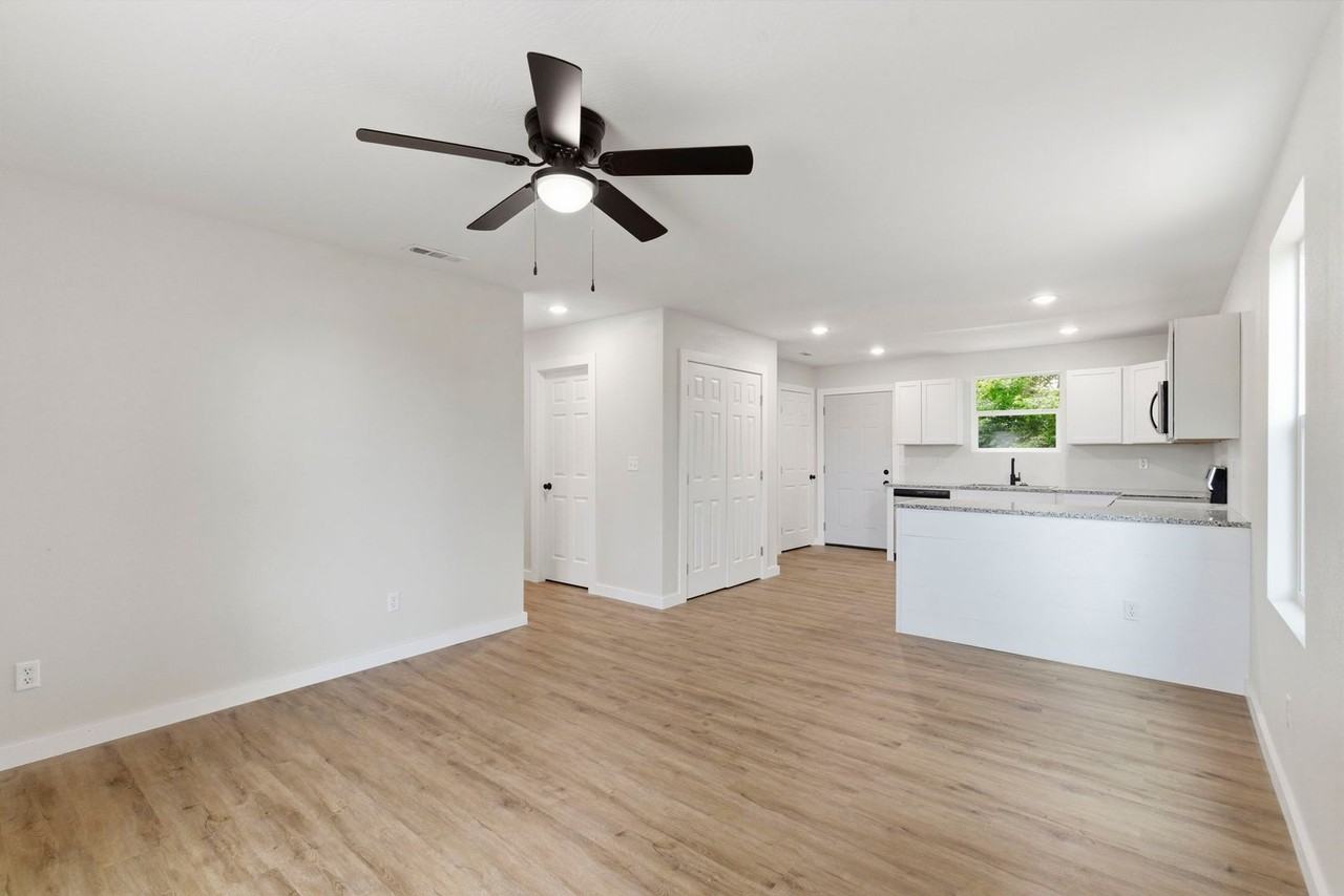 402 S Frisco - Photo 3 of 21