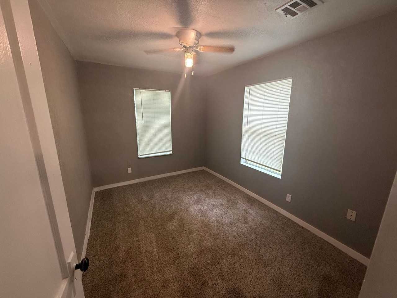 519 E Hughbert St - Photo 5 of 14
