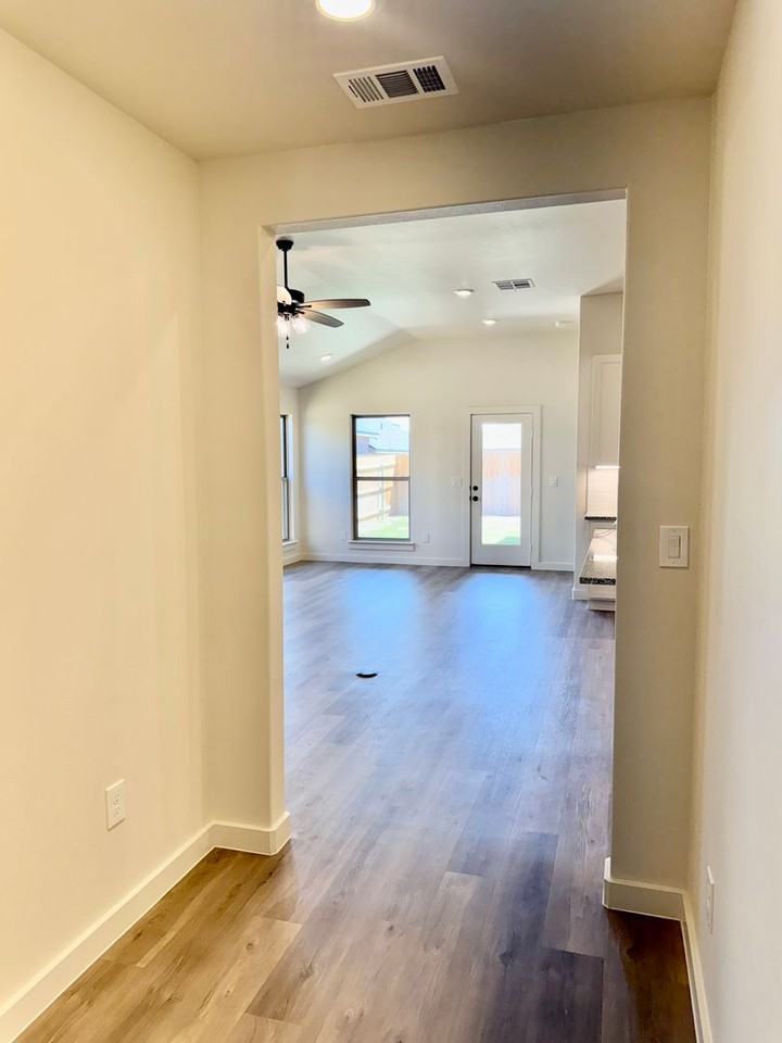 2408 Aberdeen Ave - Photo 3 of 31