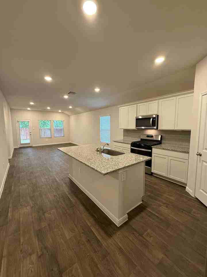 210 Addison Pl - Photo 3 of 17