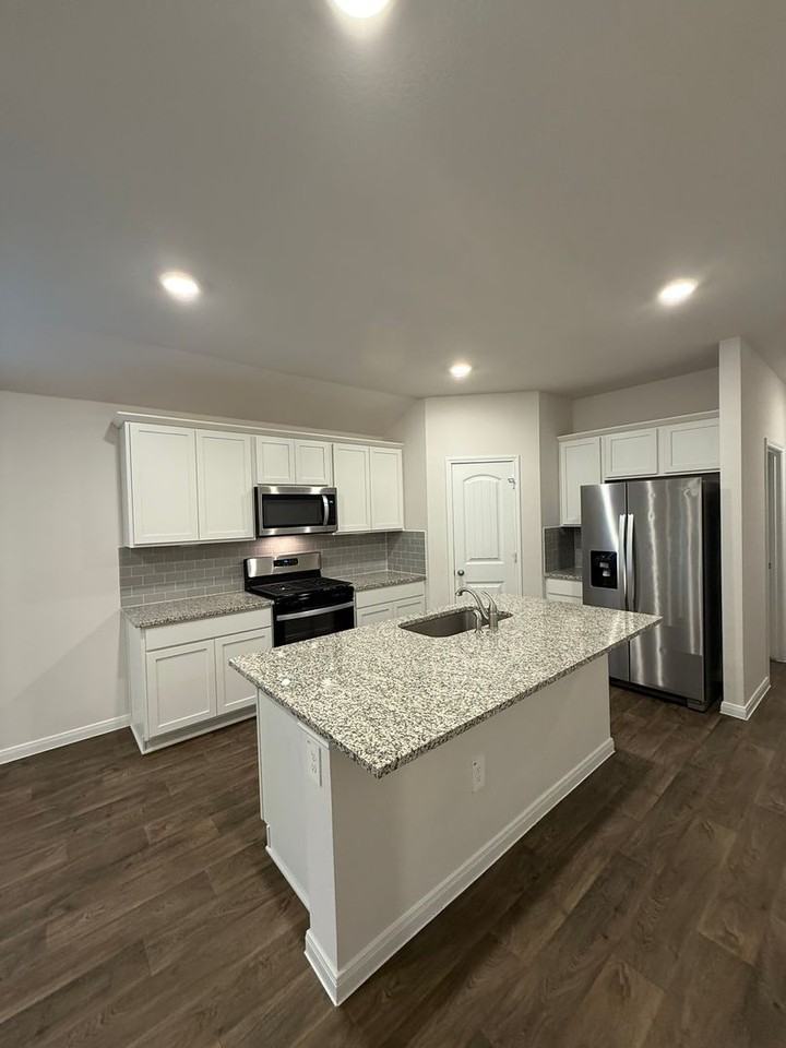 210 Addison Pl - Photo 4 of 17