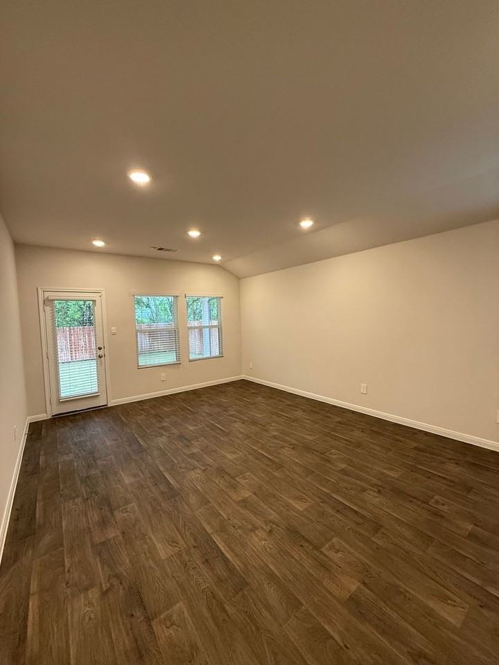 210 Addison Pl - Photo 5 of 17