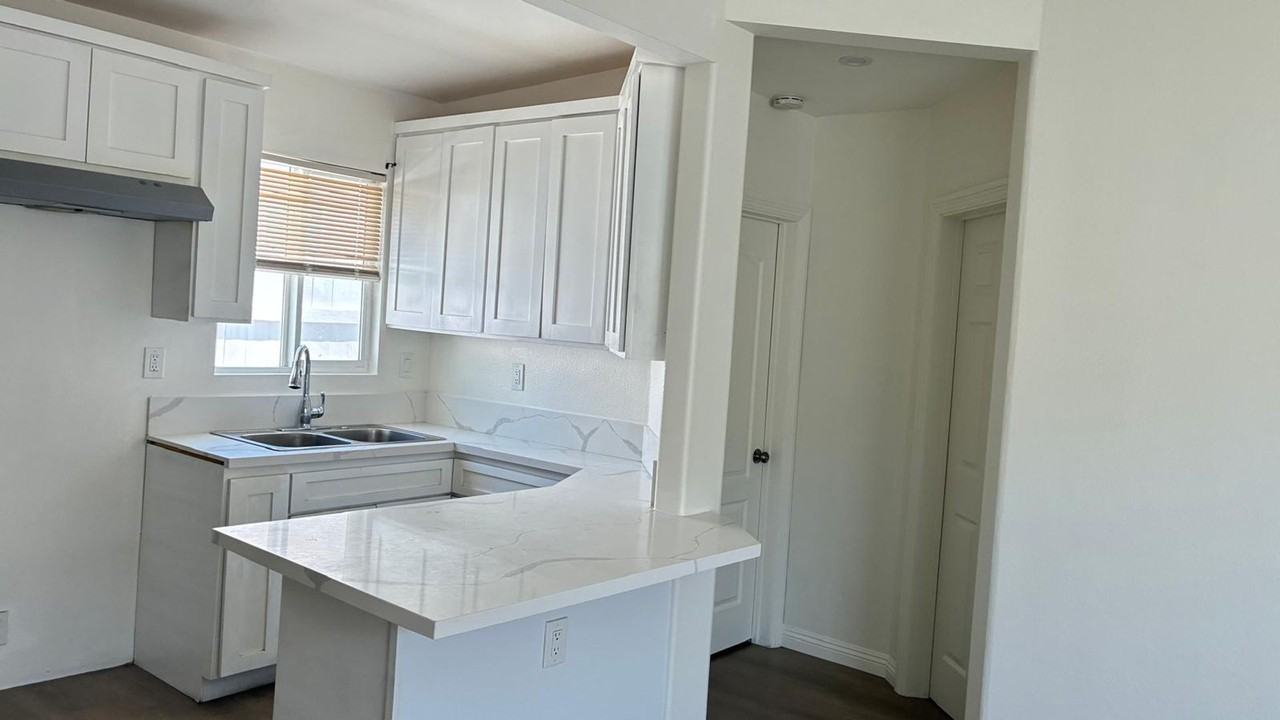 9521 1/2 Laurel St - Photo 2 of 11