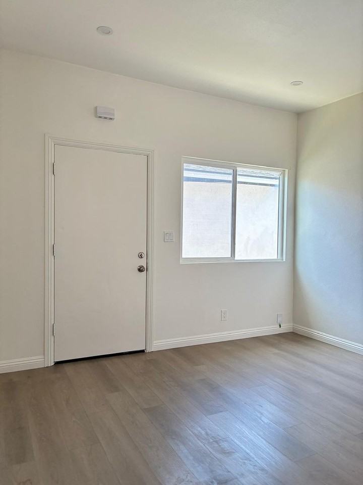 9521 1/2 Laurel St - Photo 5 of 11