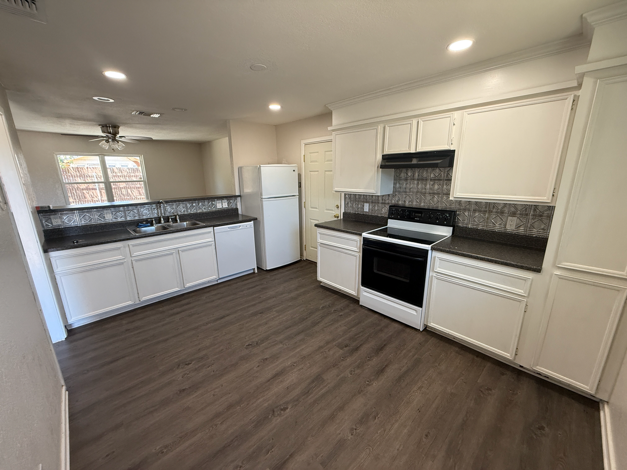 3402 Justice Ave - Photo 3 of 7