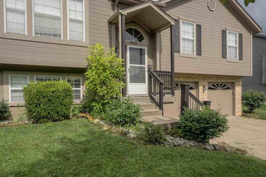 612 Ne Topaz Dr - Photo 4 of 39