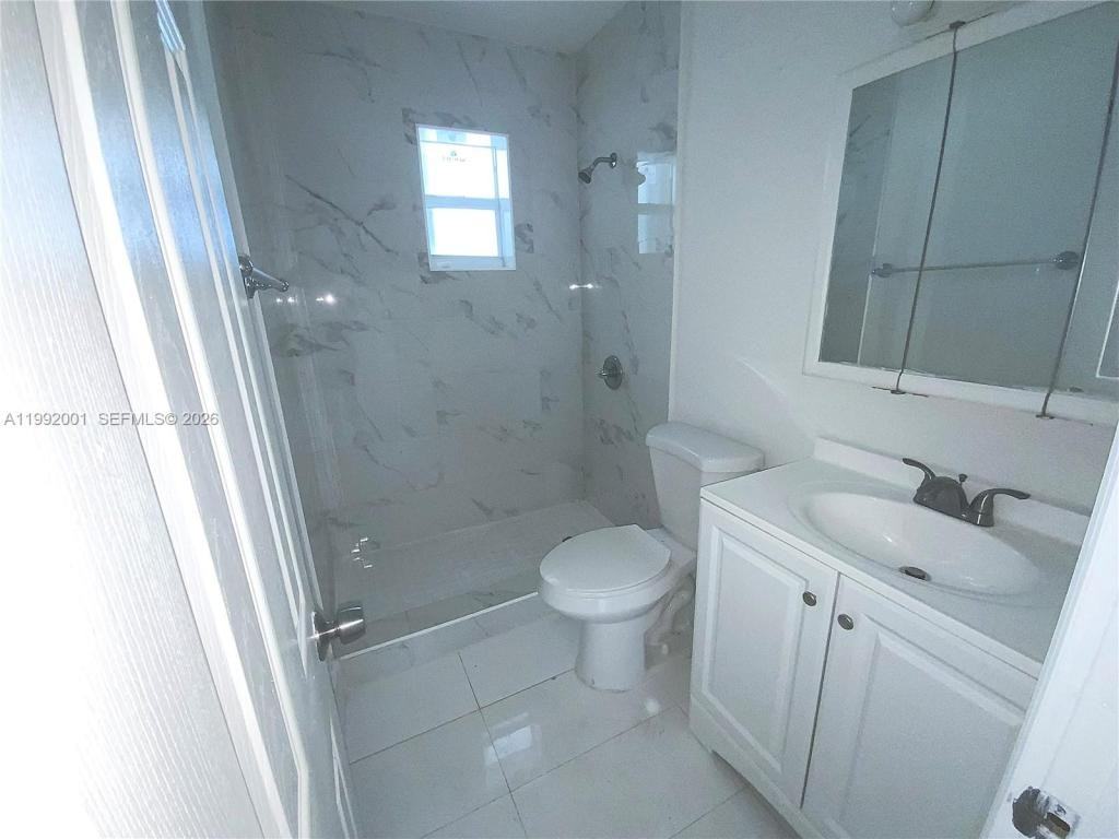 2840 Nw 8th St - Photo 4 of 10