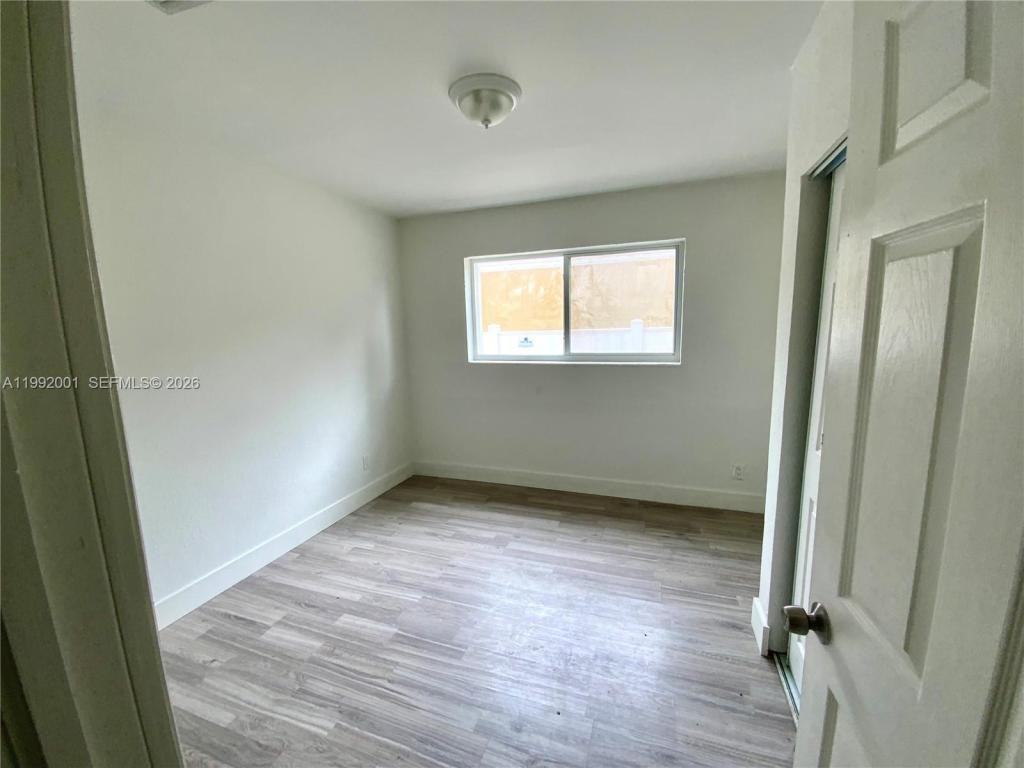 2840 Nw 8th St - Photo 5 of 10