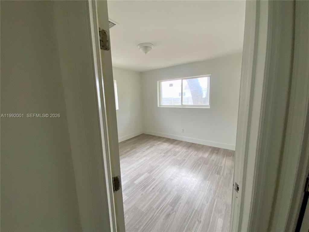 2840 Nw 8th St - Photo 6 of 10