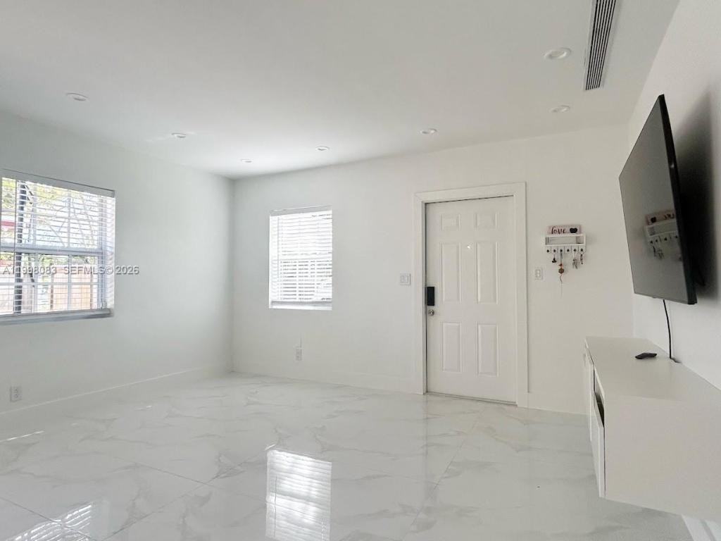 16082 Ne 9th Ct - Photo 3 of 9