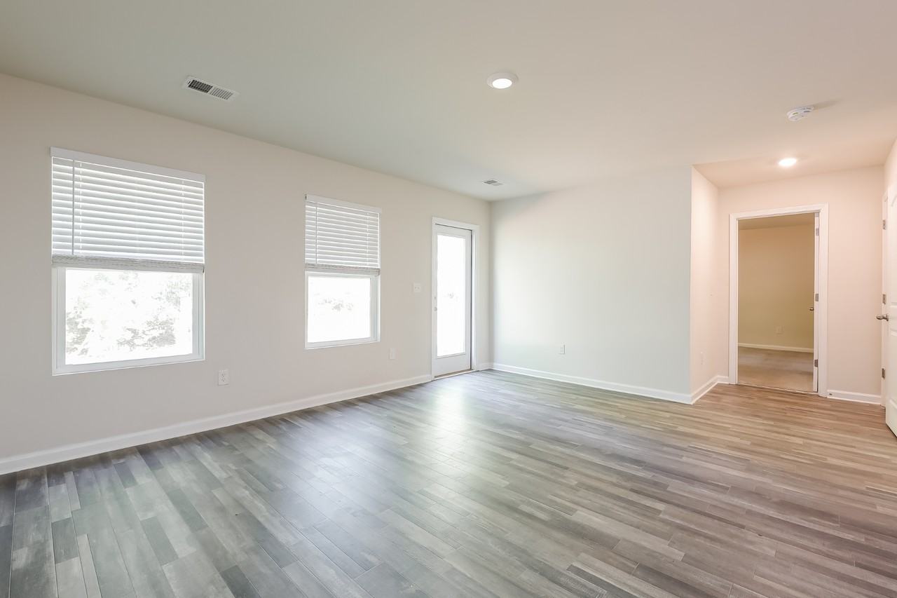 161 Queens Cir - Photo 3 of 17