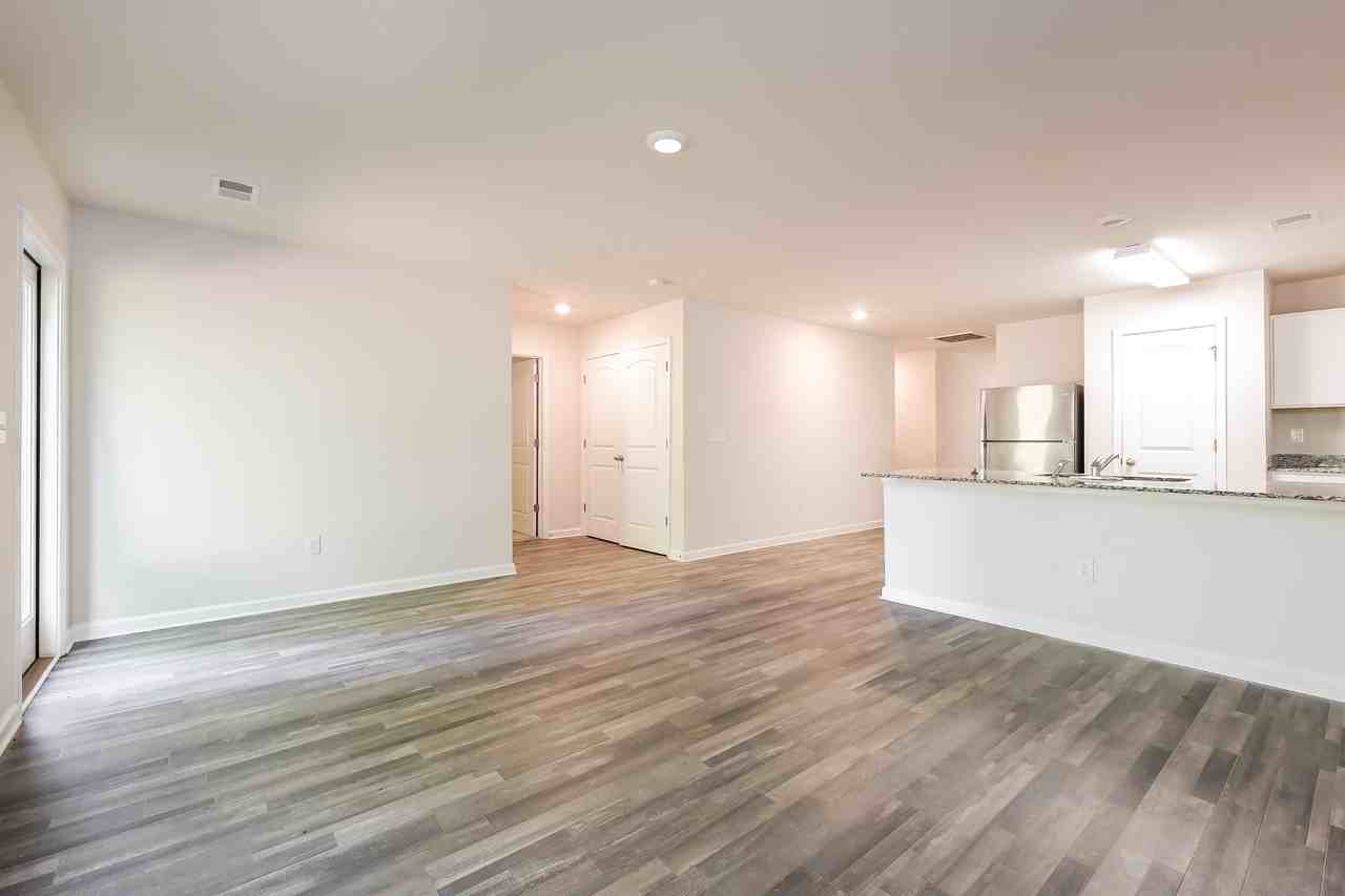 161 Queens Cir - Photo 6 of 17