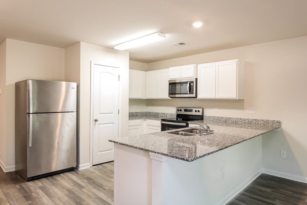 161 Queens Cir - Photo 7 of 17