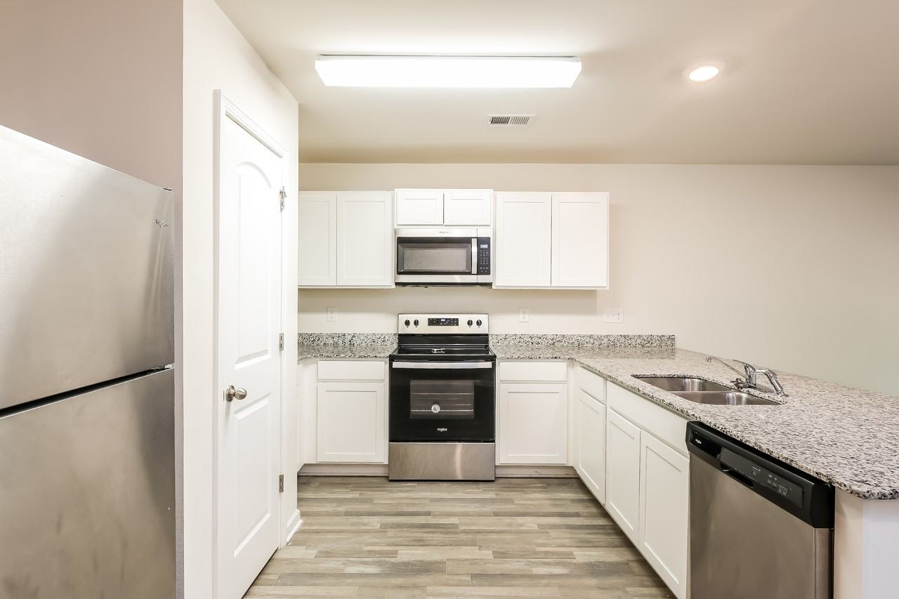161 Queens Cir - Photo 7 of 16