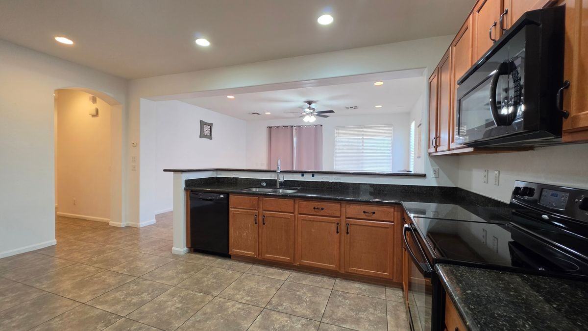 21742 N Bradford Dr - Photo 7 of 15