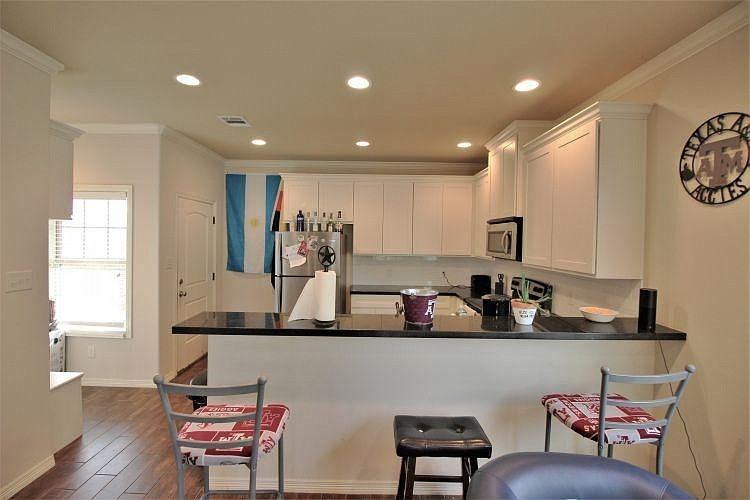 104 Richards St - Photo 7 of 11