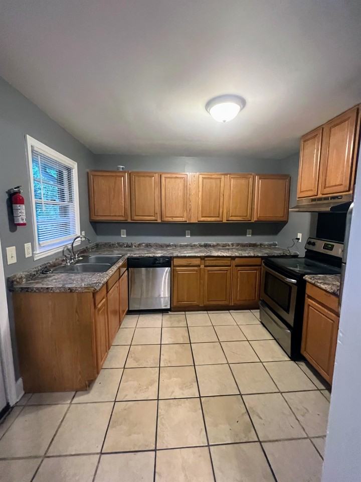 2884 Meadowview Dr Se - Photo 2 of 32