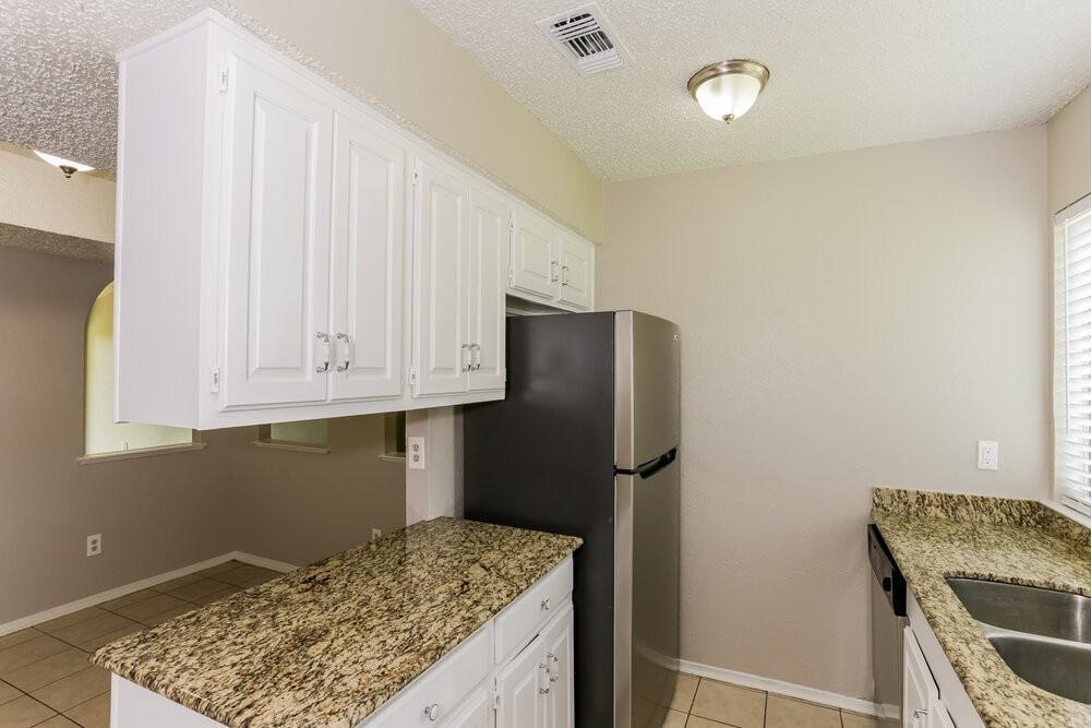 2505 Crown Cir - Photo 5 of 16