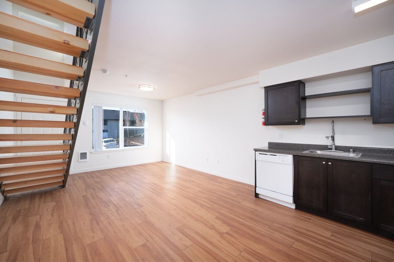3 Bedroom 1.5 bath townhome! - Photo 4 of 15