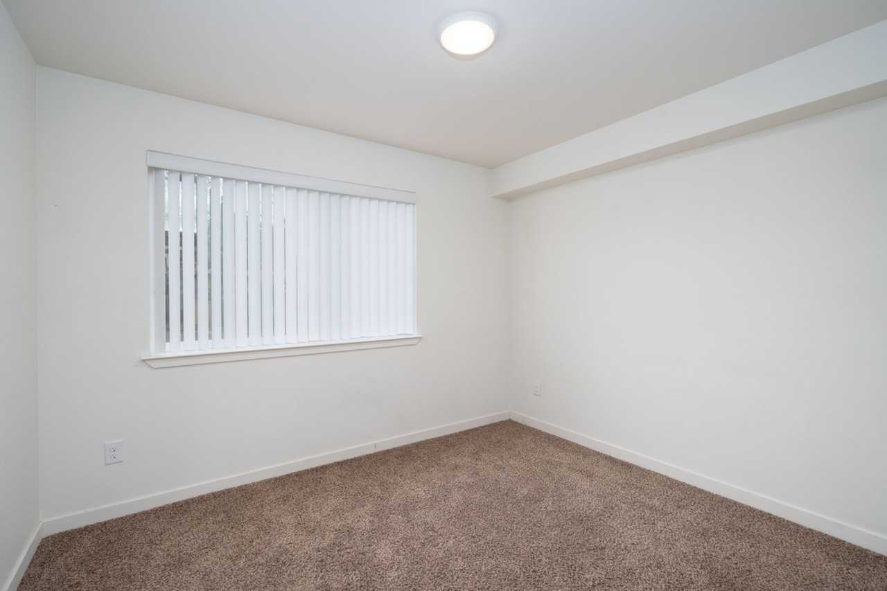 3 Bedroom 1.5 bath townhome! - Photo 6 of 15