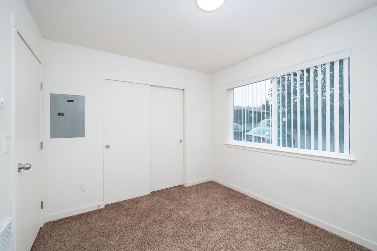 3 Bedroom 1.5 bath townhome! - Photo 7 of 15