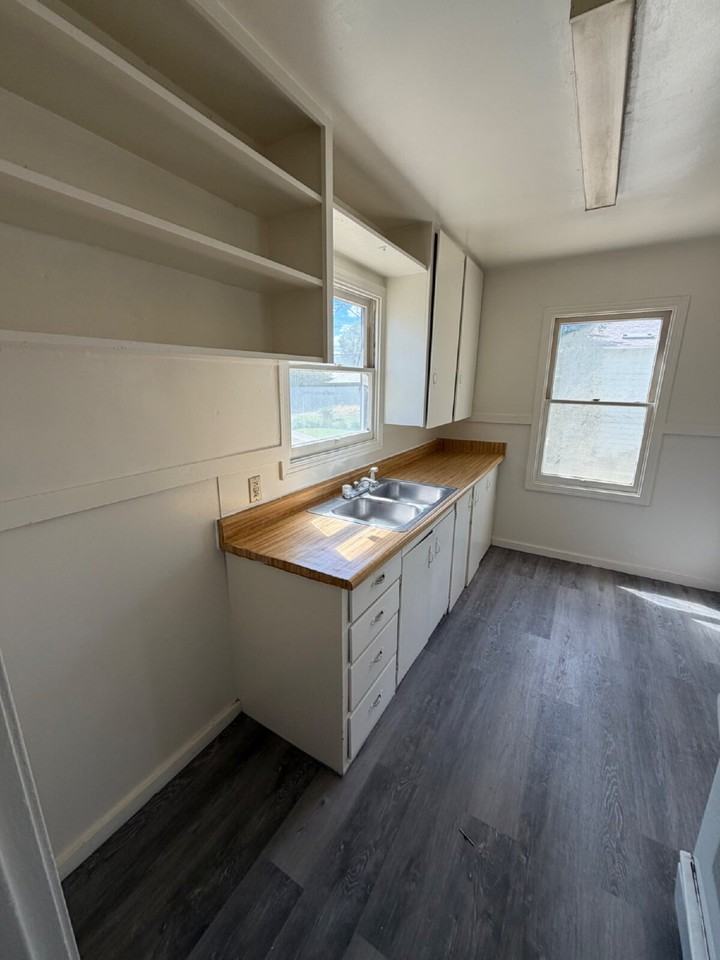 1089 E 21st St - Photo 4 of 11