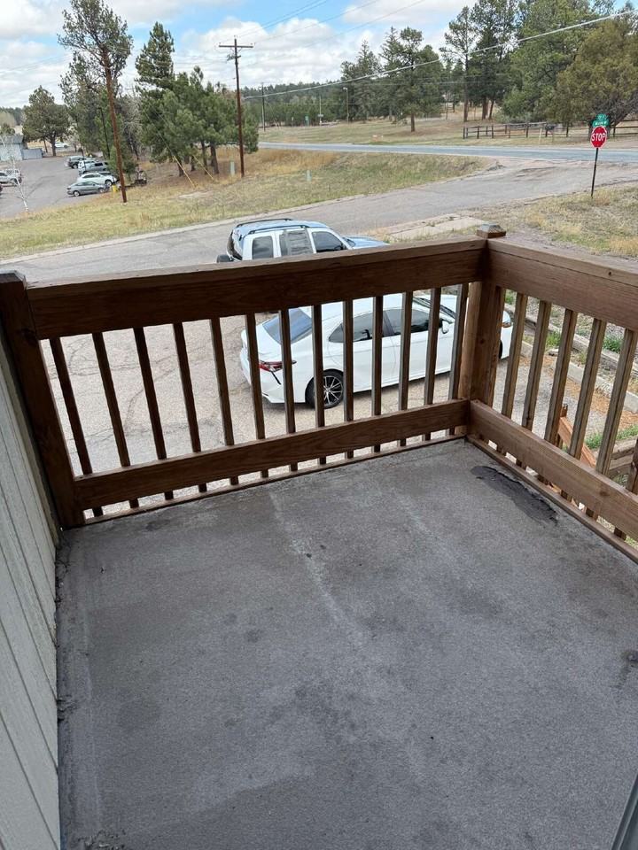 305 Meadow Ln - Photo 3 of 12