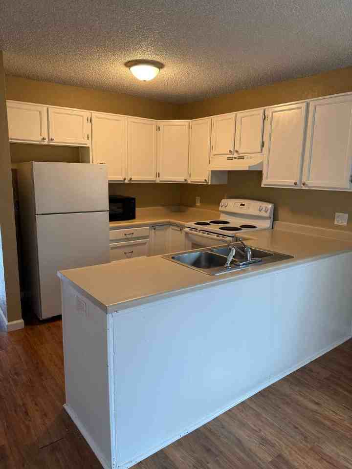 305 Meadow Ln - Photo 4 of 12