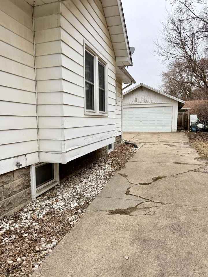 2605 Woodrow Ave - Photo 2 of 20