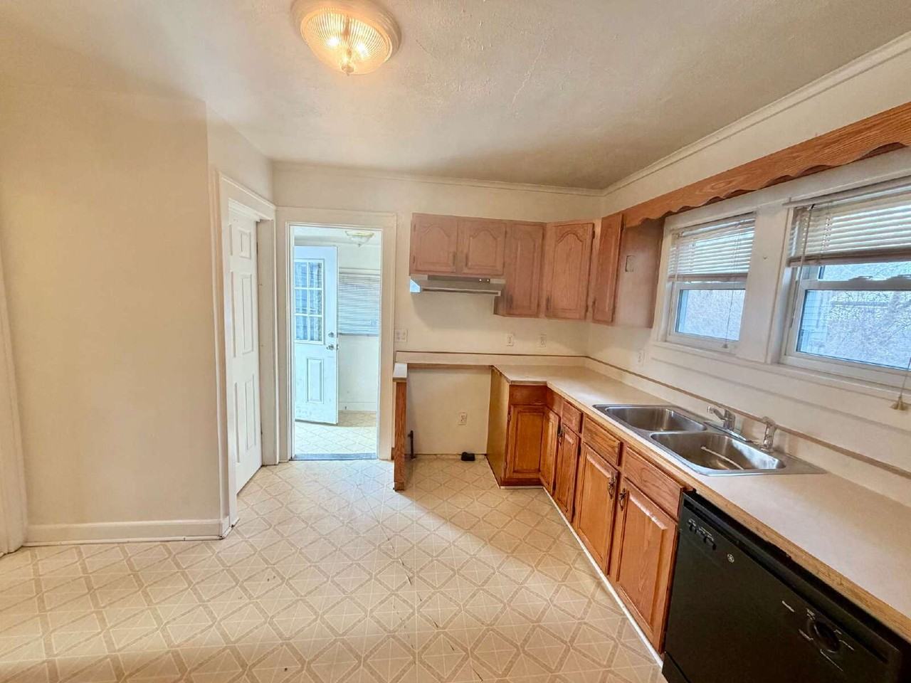 2605 Woodrow Ave - Photo 4 of 20