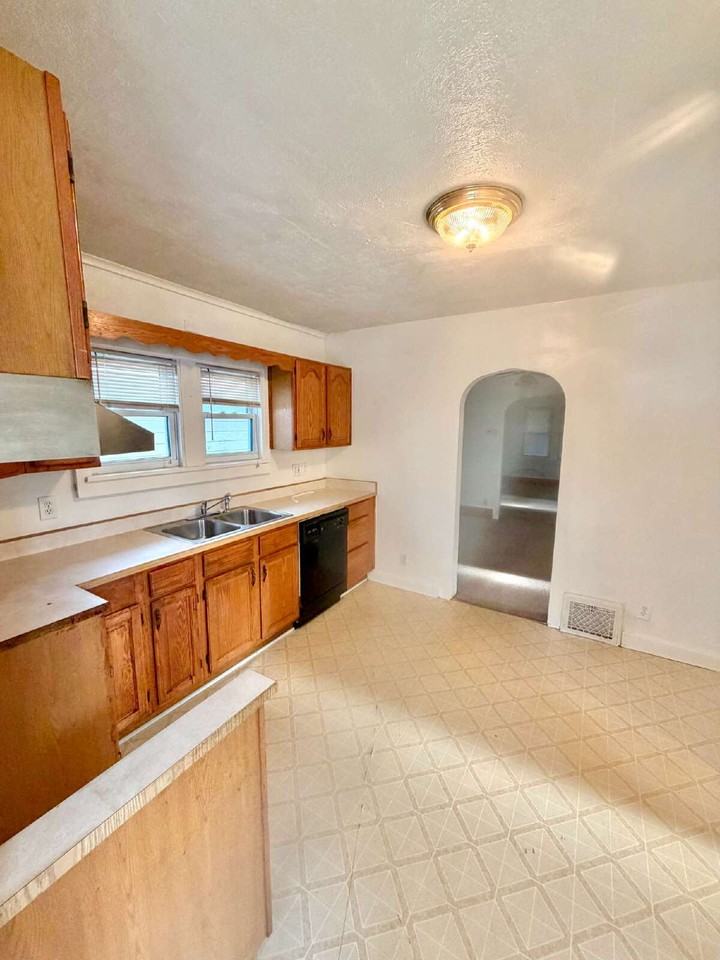 2605 Woodrow Ave - Photo 5 of 20