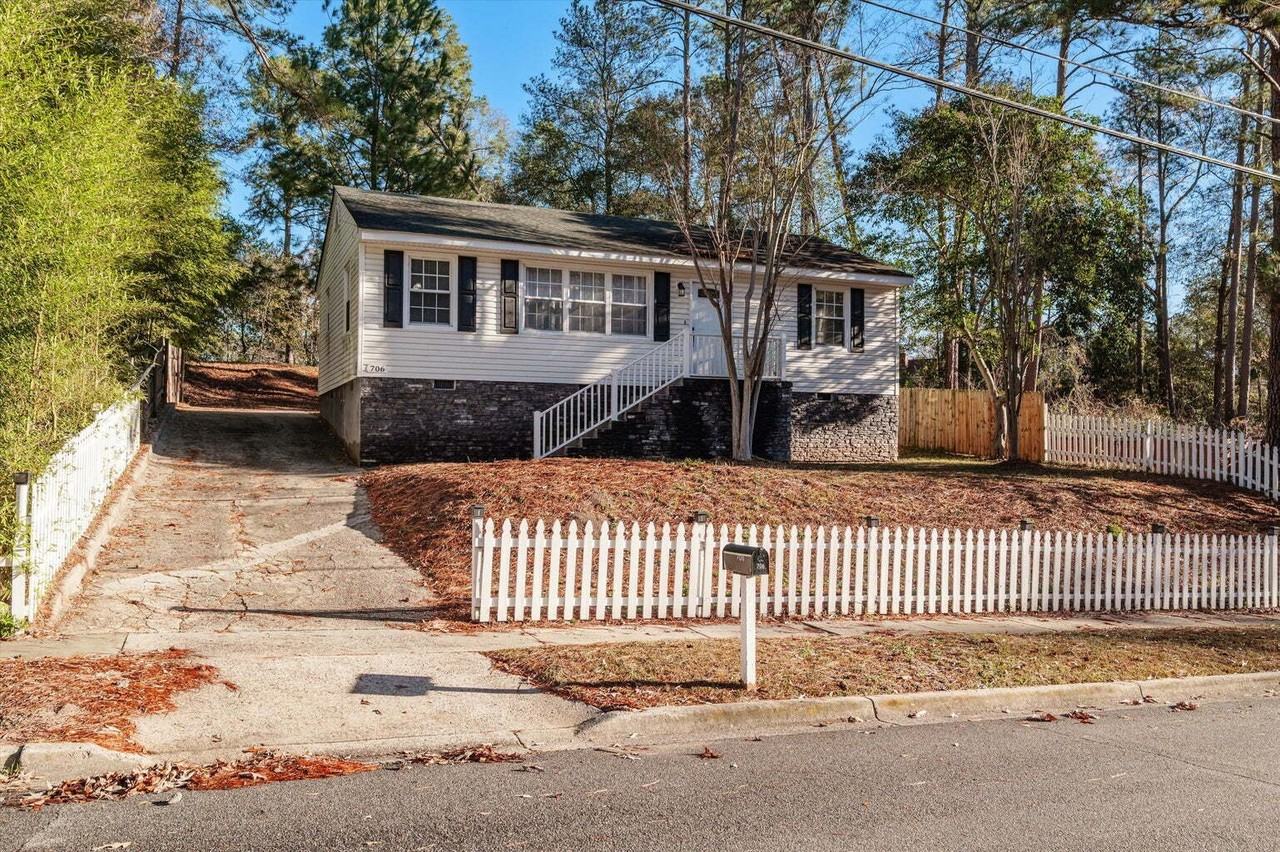 706 Seymour Dr - Photo 2 of 33