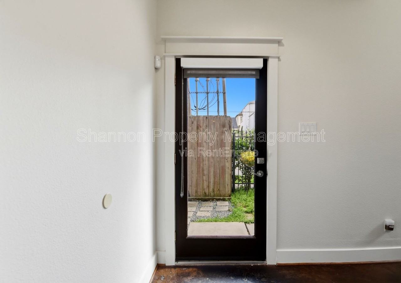 1512 Crockett St #A - Photo 3 of 35