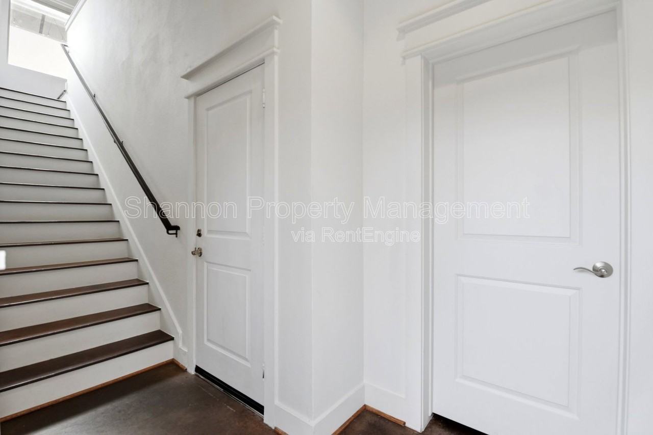 1512 Crockett St #A - Photo 4 of 35