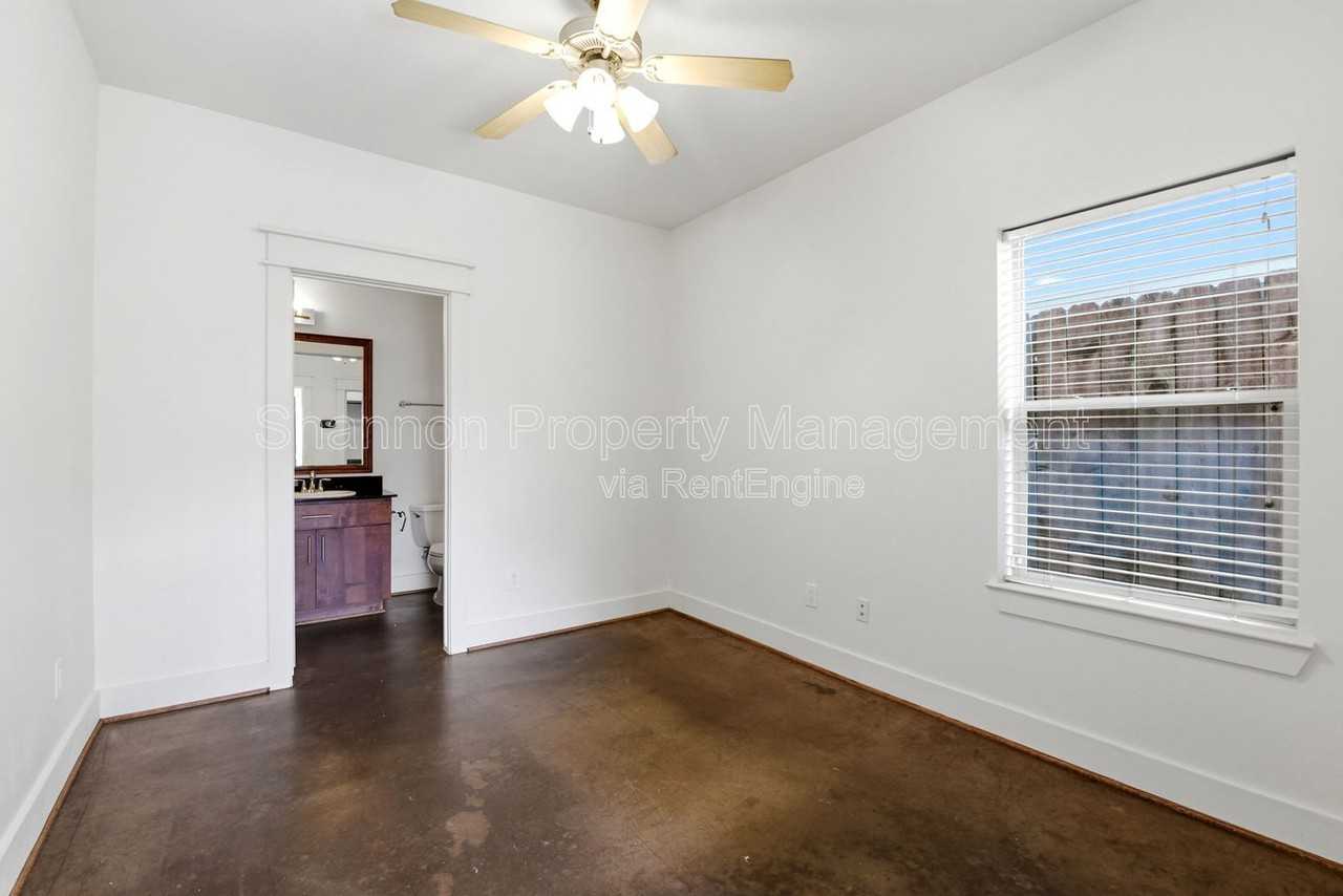 1512 Crockett St #A - Photo 5 of 35