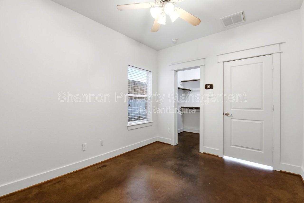 1512 Crockett St #A - Photo 6 of 35